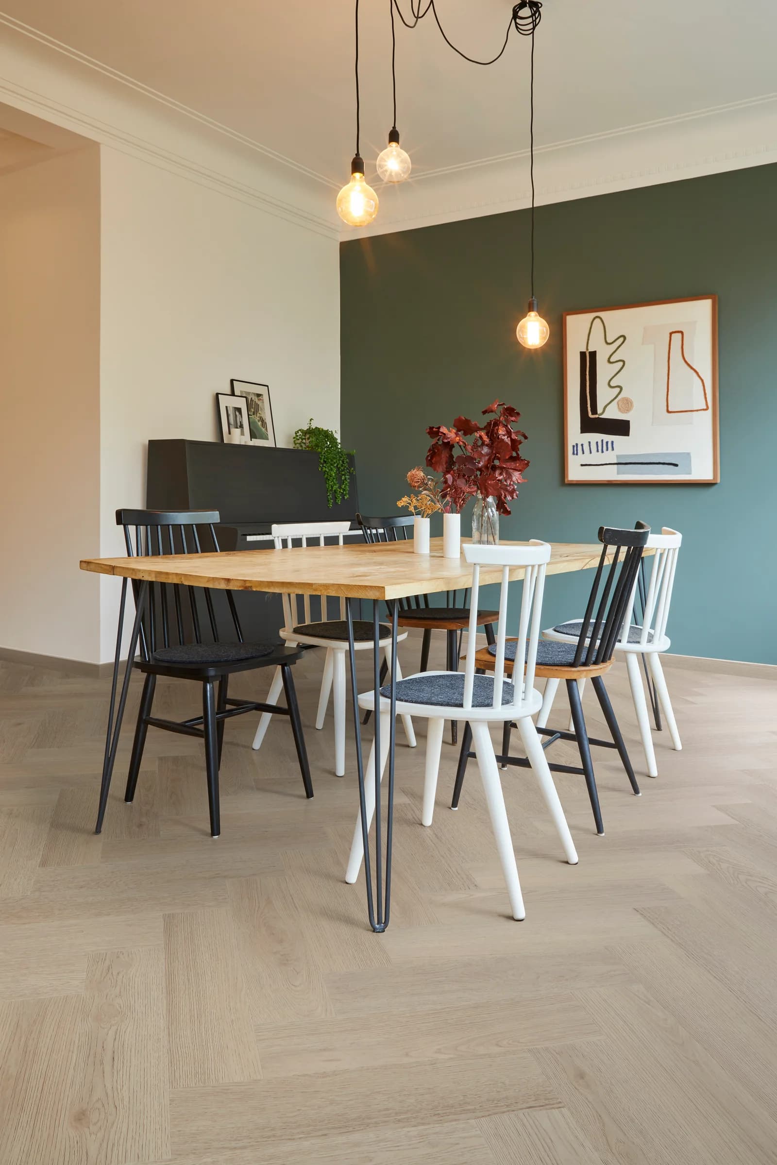 Vinylová podlaha COREtec Aurora Herringbone s realistickou kresbou dreva v interiéri