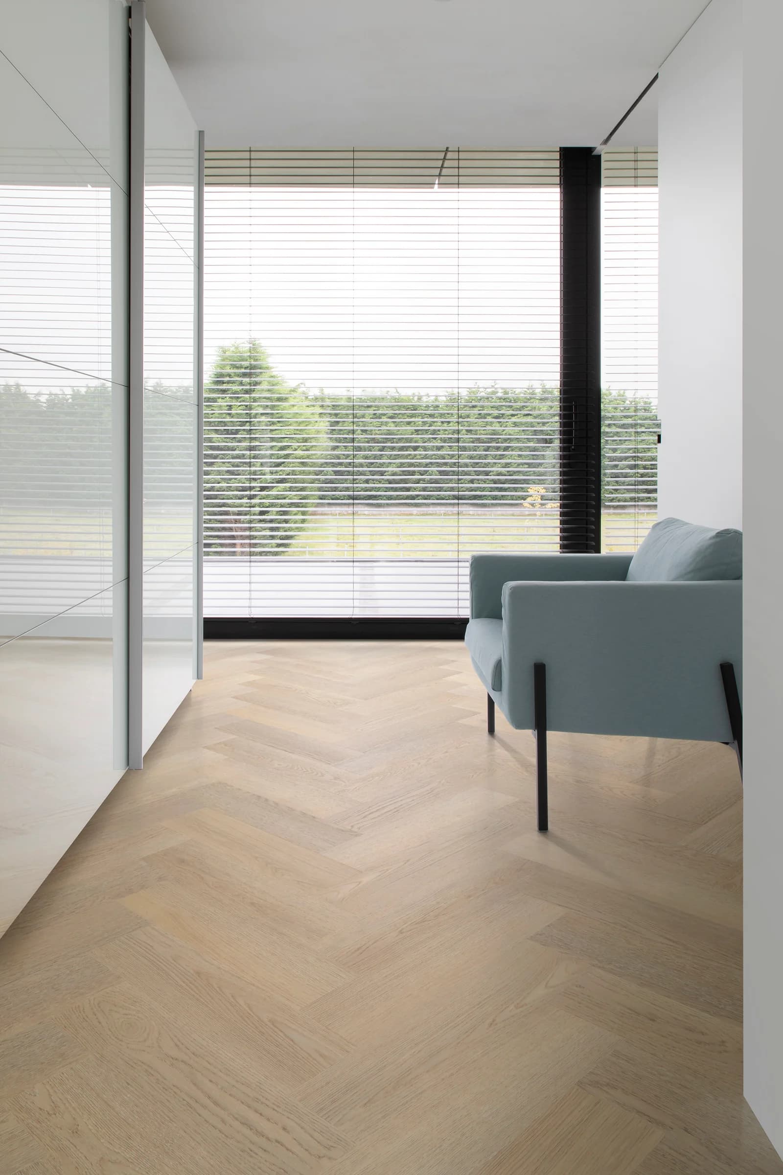 Vinylová podlaha COREtec Barley Herringbone s realistickou kresbou dreva v interiéri
