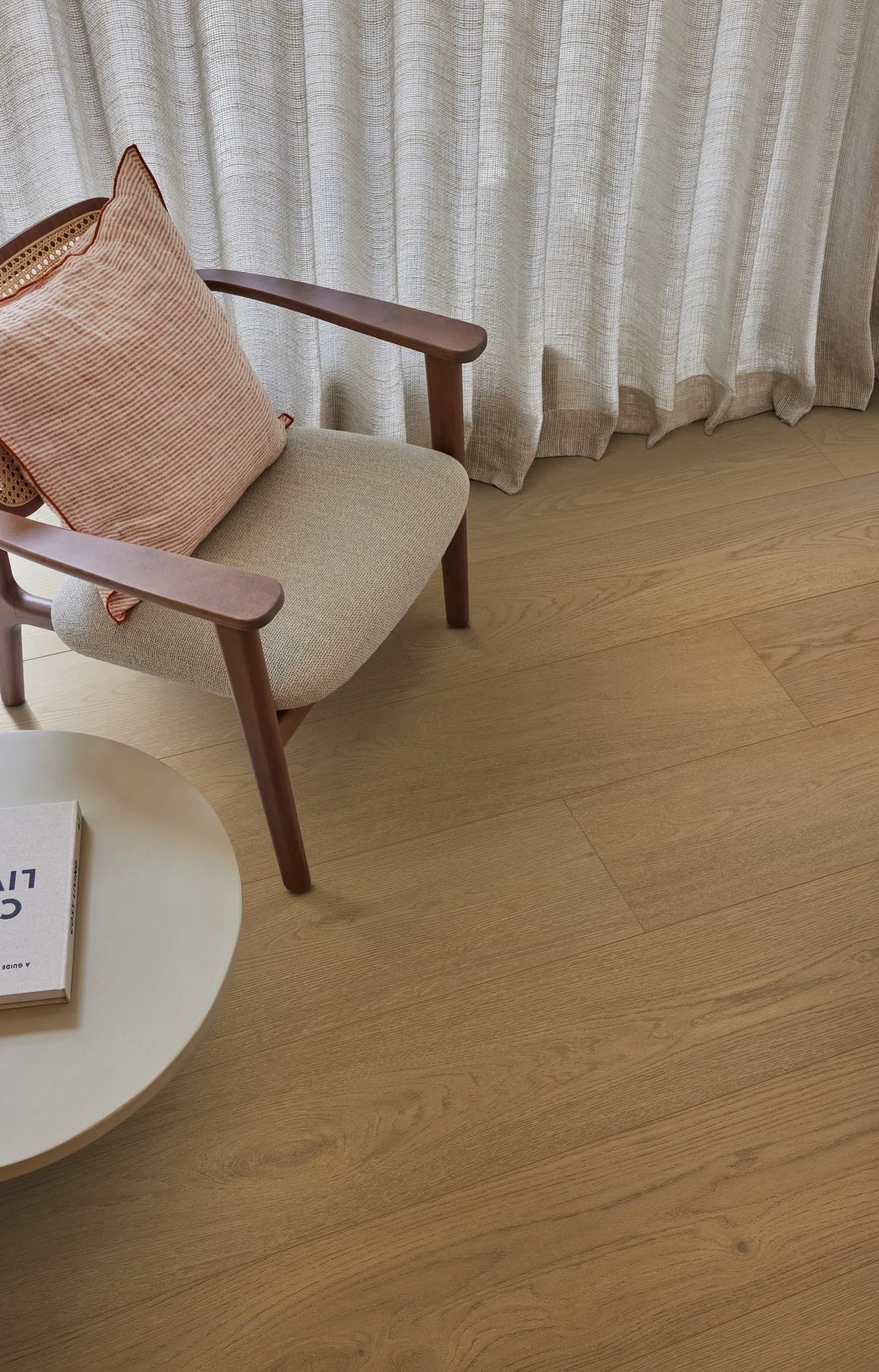 Vinylová podlaha COREtec Cronus s masívnymi 2200 mm lamelami a EIR štruktúrou v interiéri
