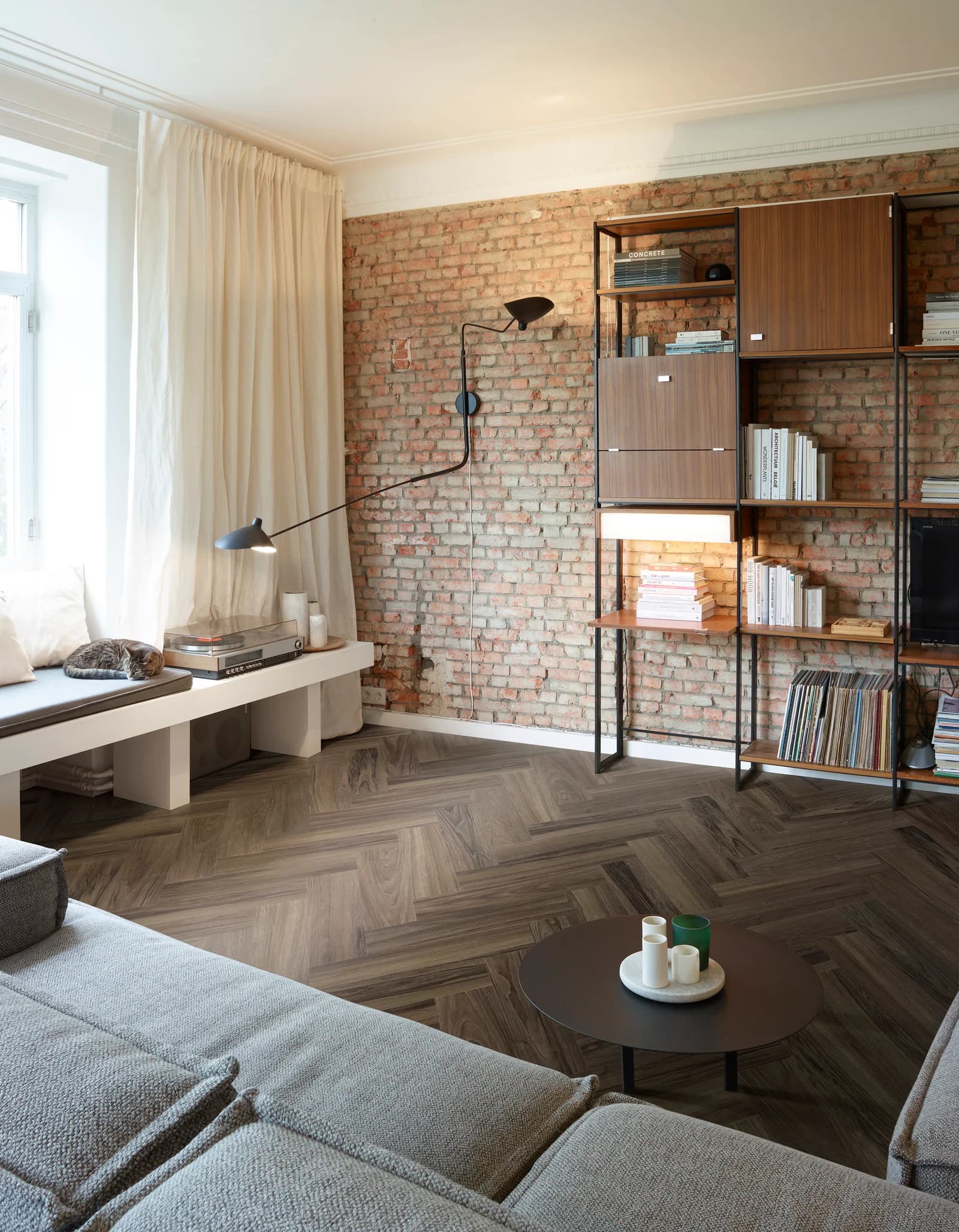 Vinylová podlaha COREtec Juglans Herringbone s realistickou kresbou dreva v interiéri