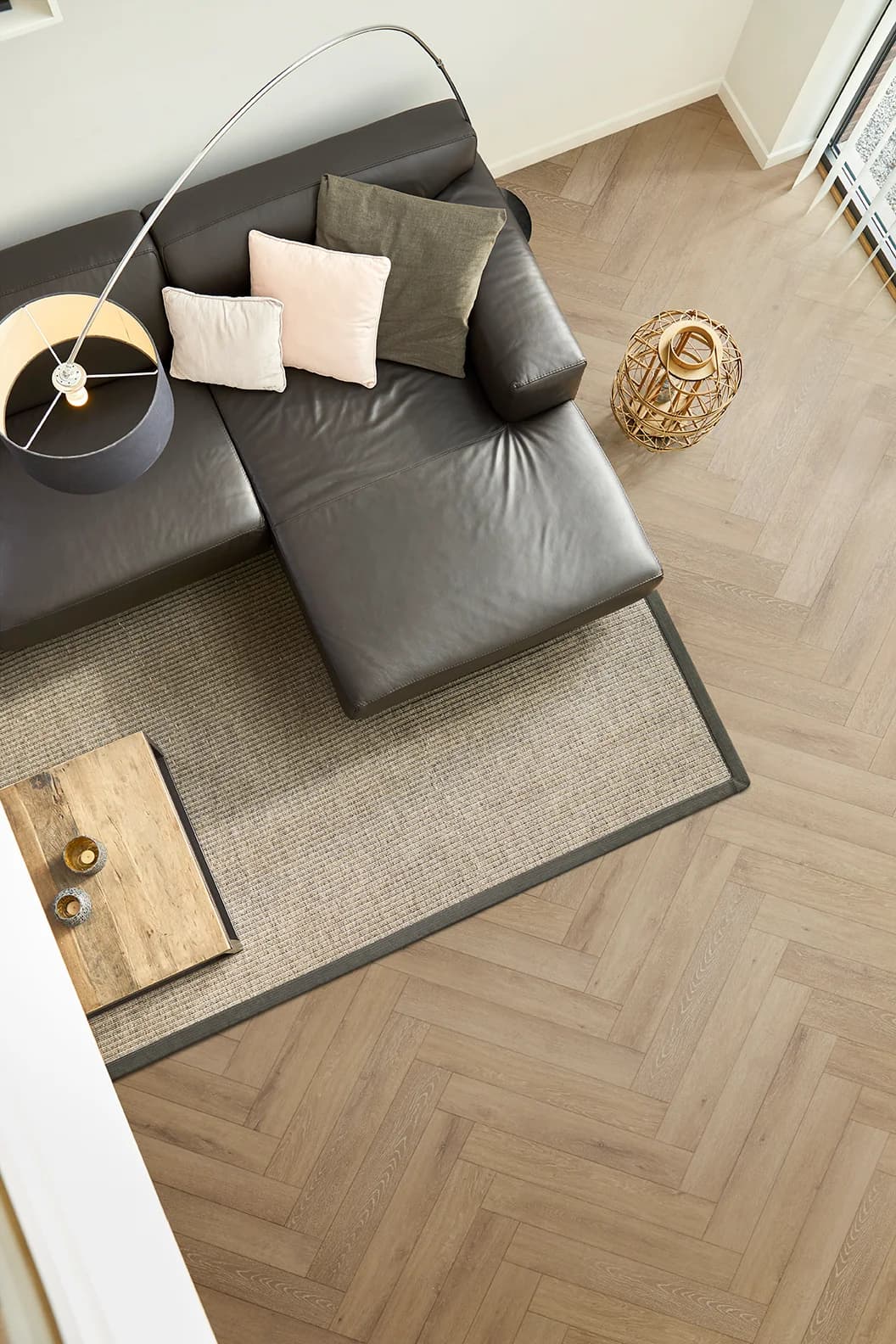 Vinylová podlaha COREtec Lumber Herringbone s realistickou kresbou dreva v interiéri