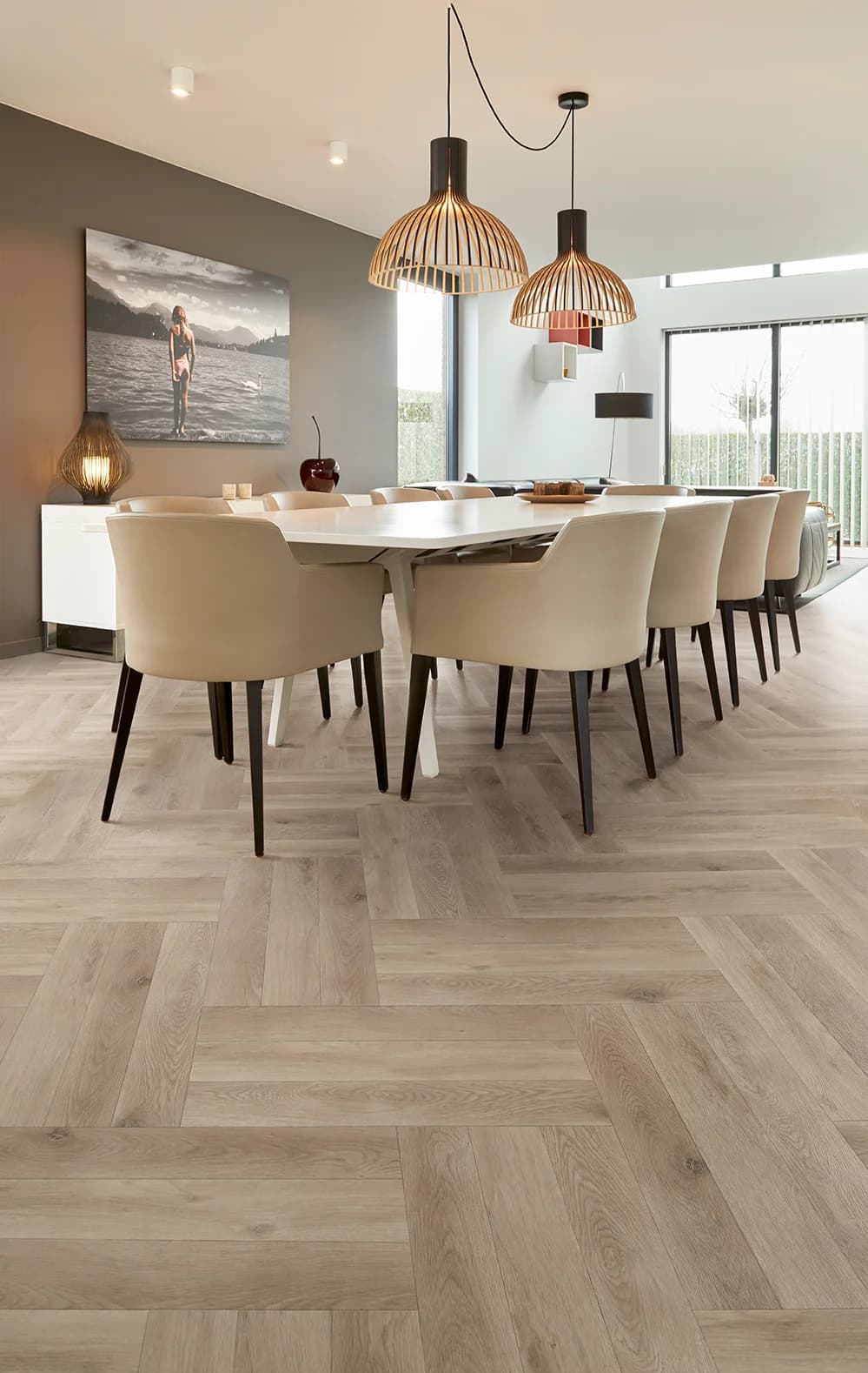 Vinylová podlaha COREtec Meadow Herringbone s realistickou kresbou dreva v interiéri