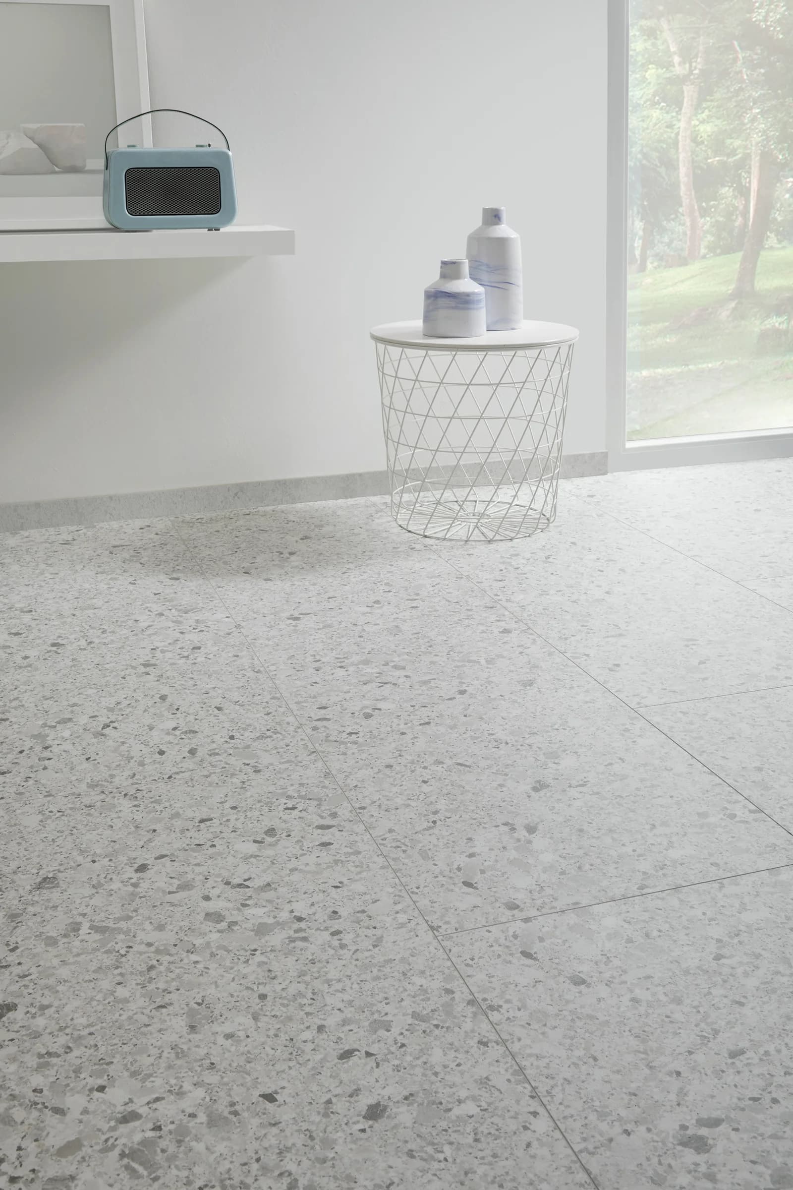 Minerálna vinylová podlaha COREtec BRANCO 0990 B s dekorom prírodného kameňa v interiéri