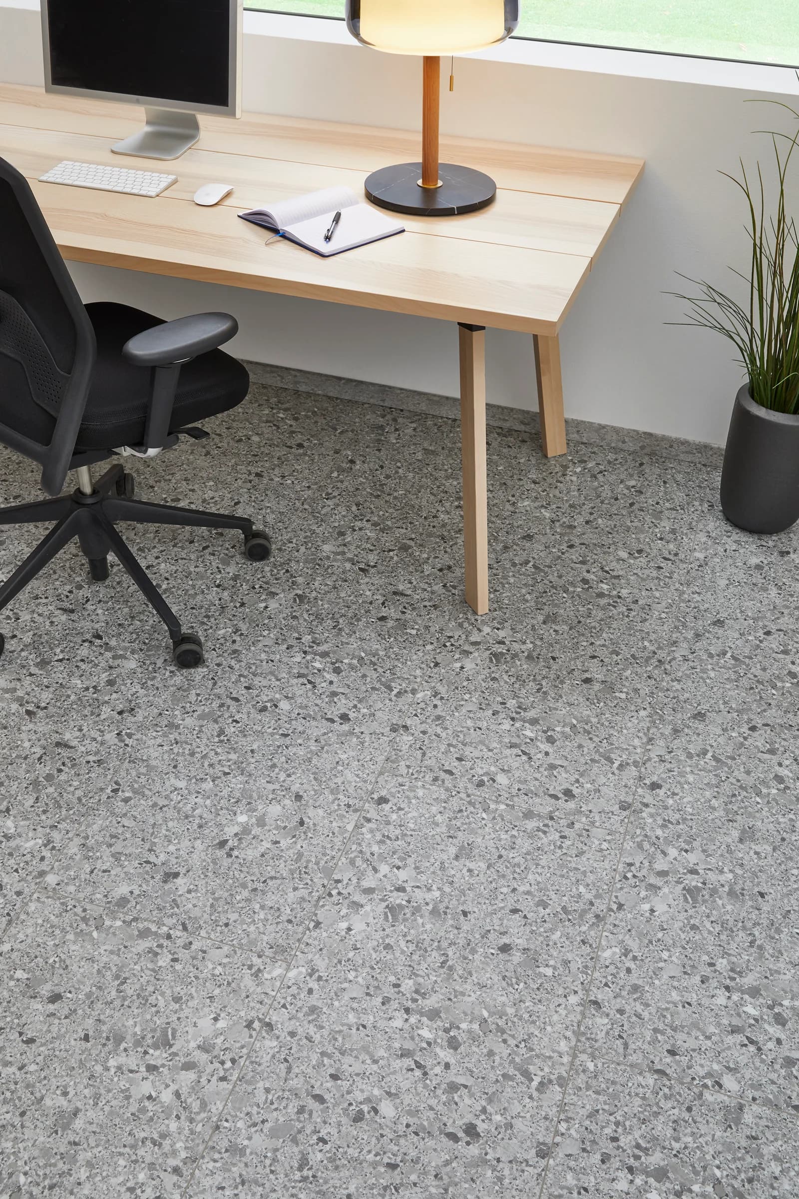 Minerálna vinylová podlaha COREtec BRANCO 0993 B s dekorom prírodného kameňa v interiéri