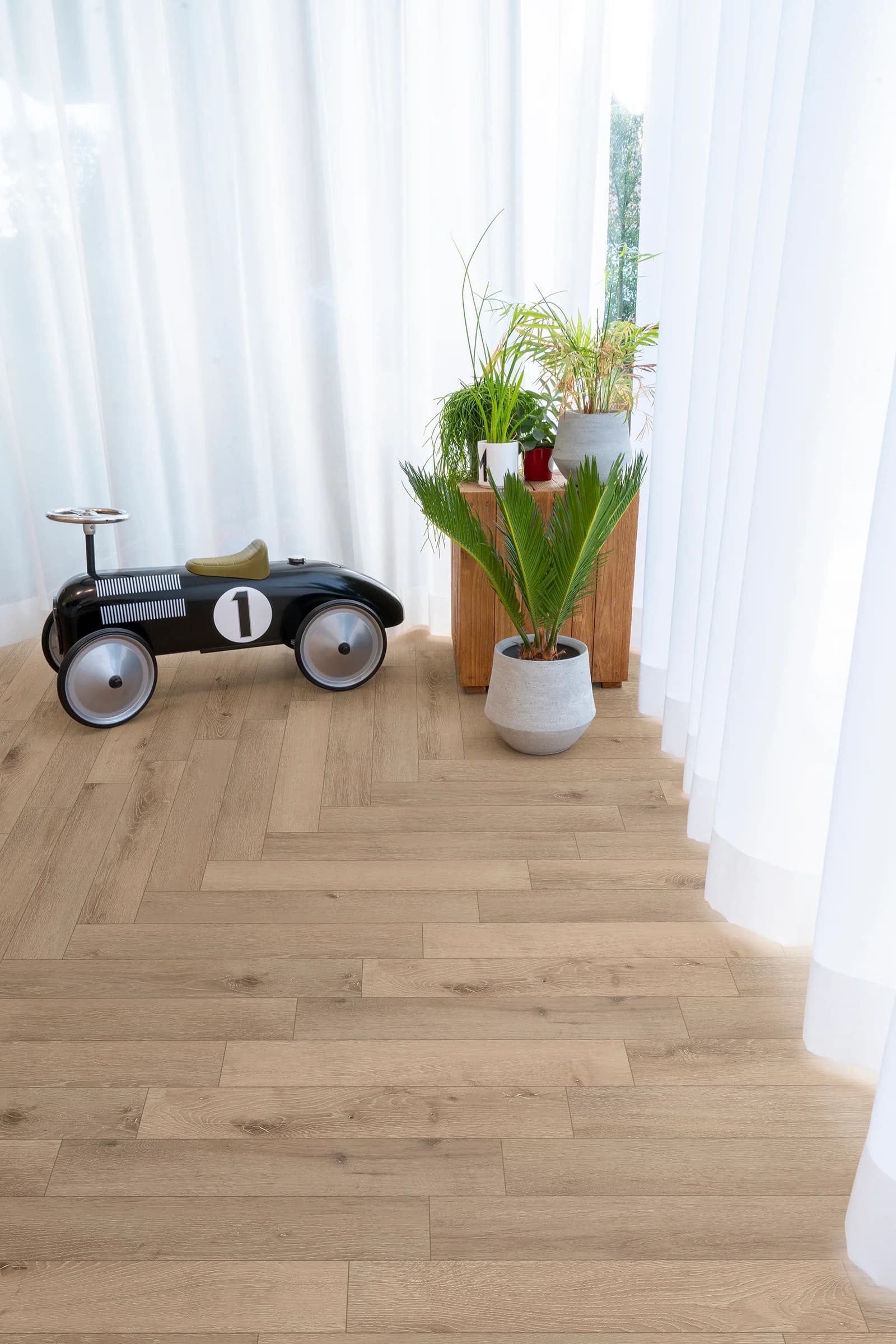 Vinylová podlaha COREtec Nimbus Herringbone s autentickou kresbou dreva v interiéri