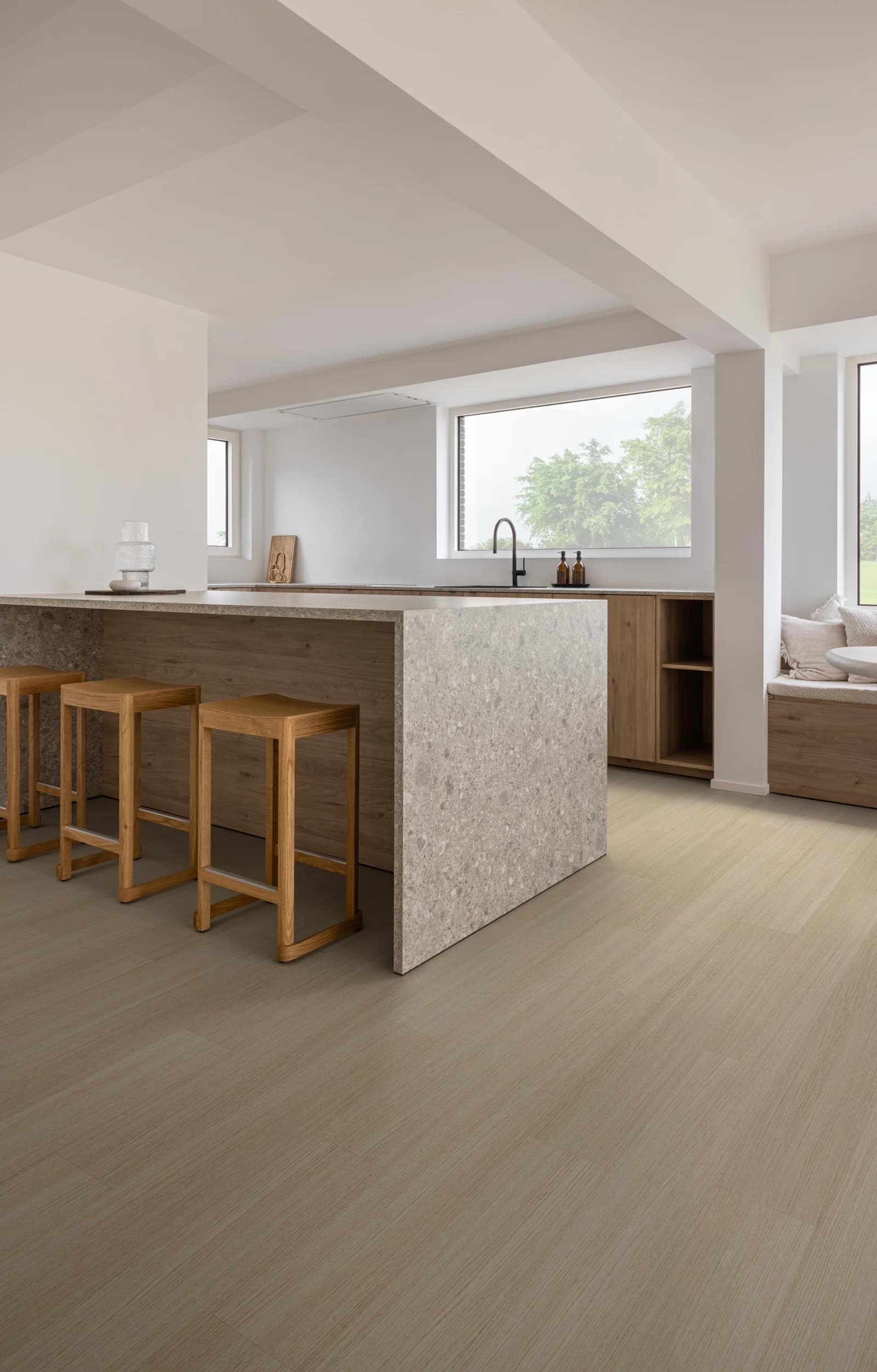 Vinylová podlaha COREtec Palazzo so svetlým minimalistickým dekorom bez sukov v interiéri