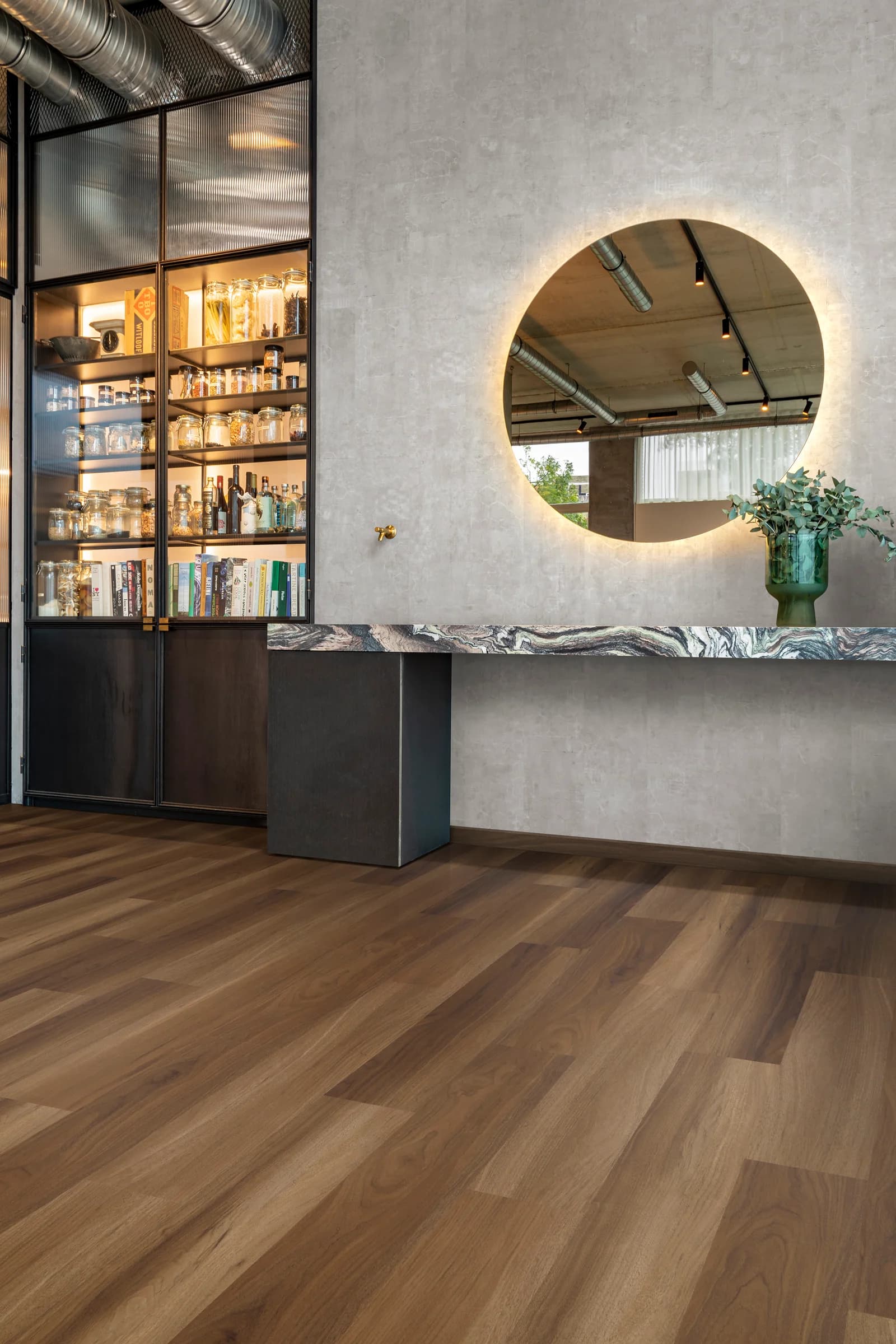 Vinylová podlaha COREtec Royal Walnut 85 s odolnou 0,5 mm úžitkovou vrstvou v interiéri