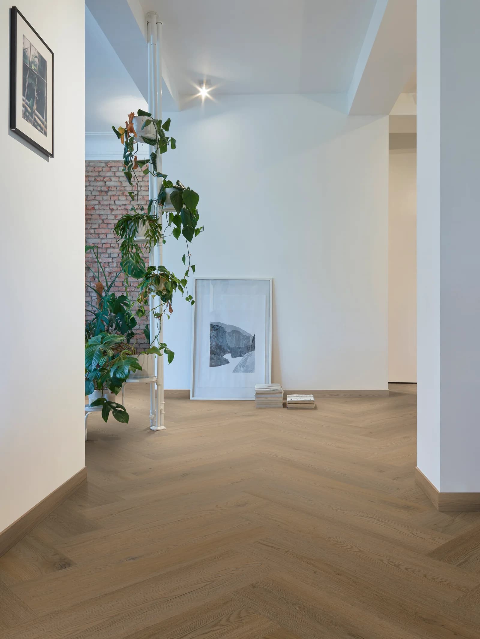 Vinylová podlaha COREtec Sorrel Herringbone s realistickou kresbou dreva v interiéri
